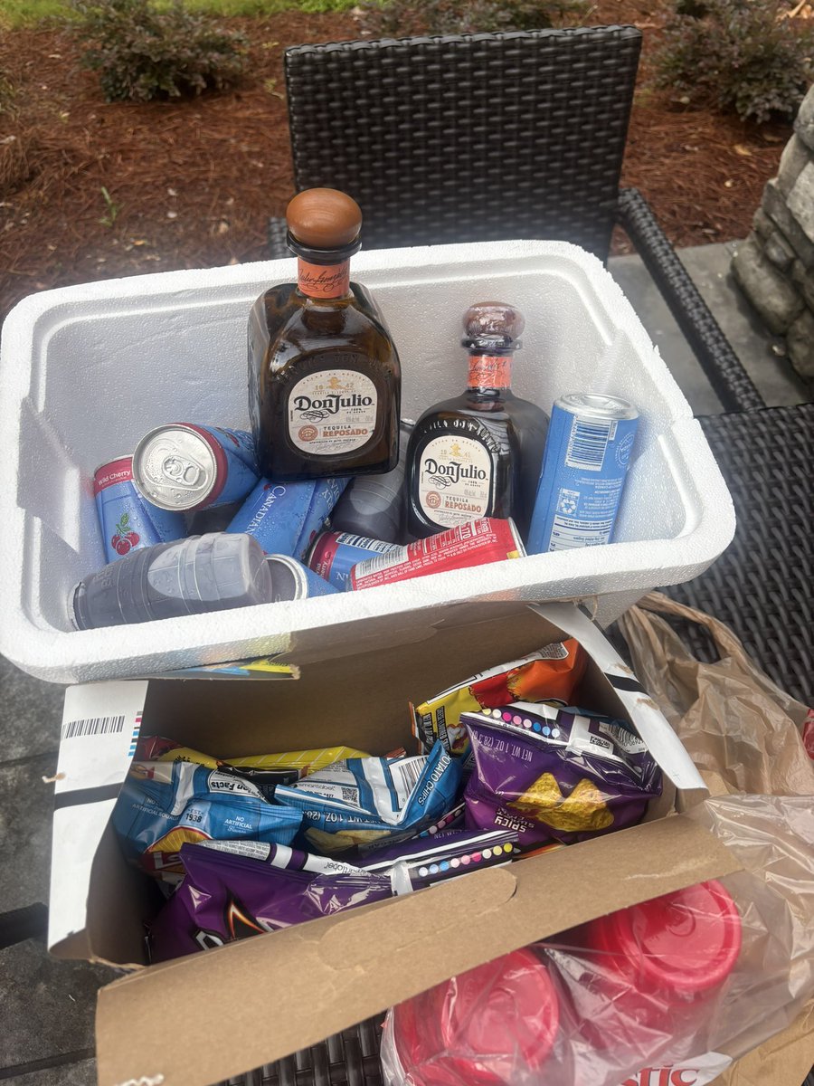 thereal2xmiah's tweet photo. I took a bottle &amp; snacks to the pool ayeeee #bigmoney https://t.co/3LQkuVi3AE