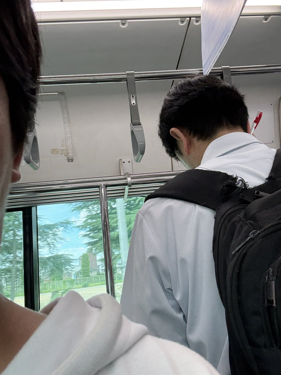 boattore's tweet photo. 混んでる電車でリュック背負ったままの人が、揺れに任せてのしかかってきたから、押し返したらわざわざ肩叩いて「押さないでください」だって。「リュック当たってますよ」て言ったら逃げてった。流石に腹立つ。 https://t.co/Xyy4NGlka4