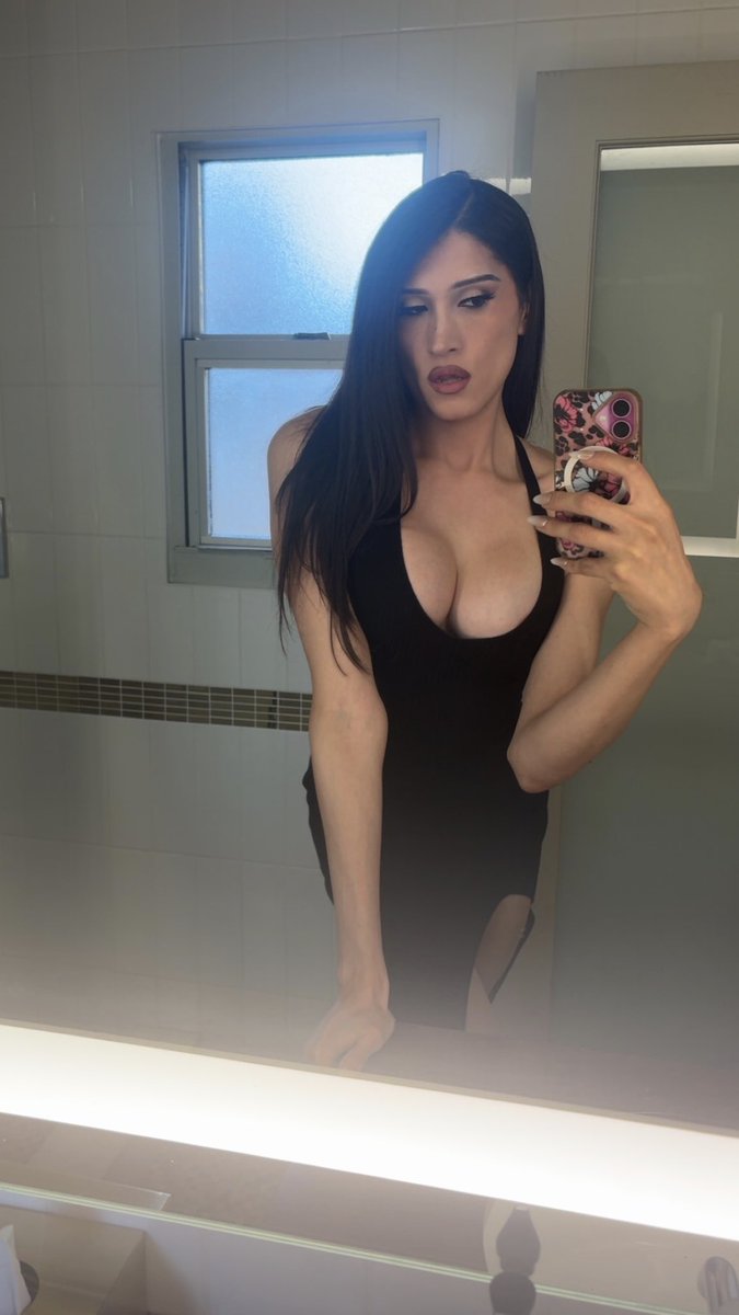 6ftbarbiee's tweet photo. Love it when the girls pop out the dress🍒 https://t.co/vrZiaOdrJA
