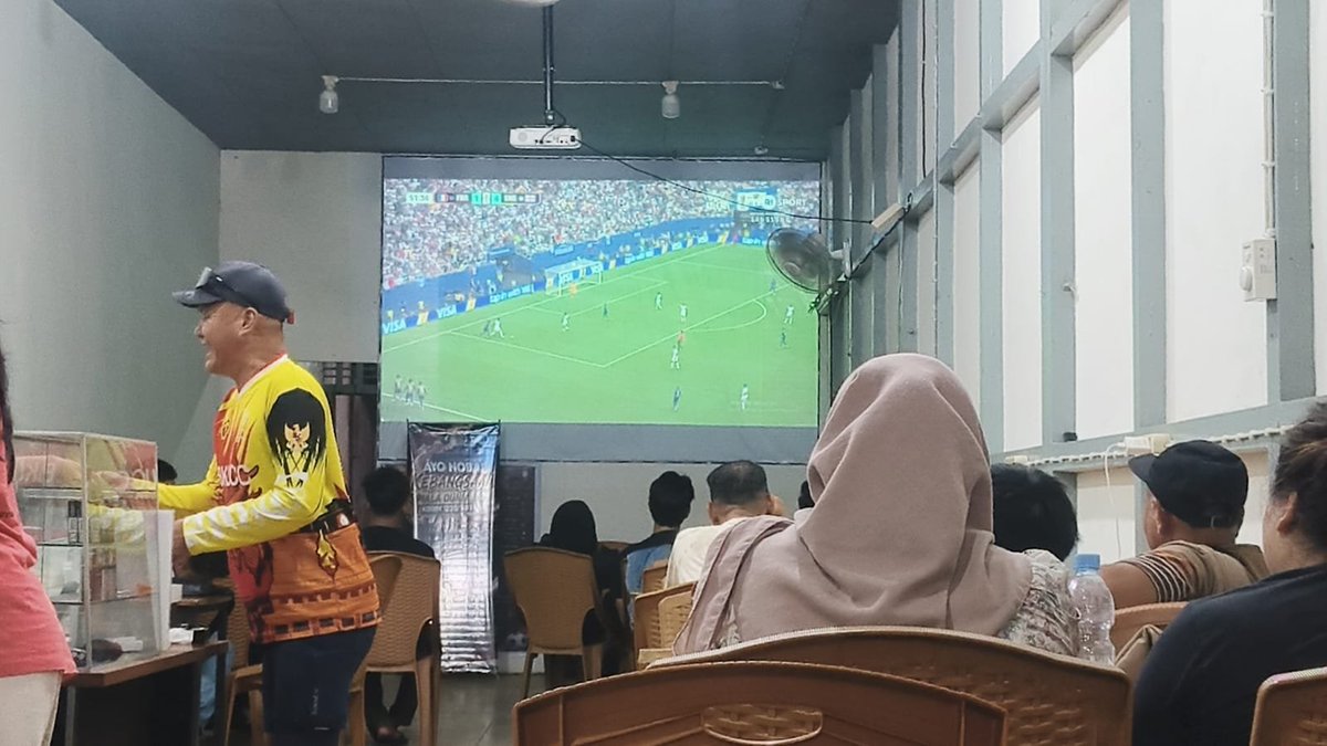 KodimSintang's tweet photo. Pererat Kemanunggalan TNI-Rakyat, Kodim 1205/Sintang Gelar Nobar Laga Prancis vs Inggris https://t.co/HeWhlcfwPV