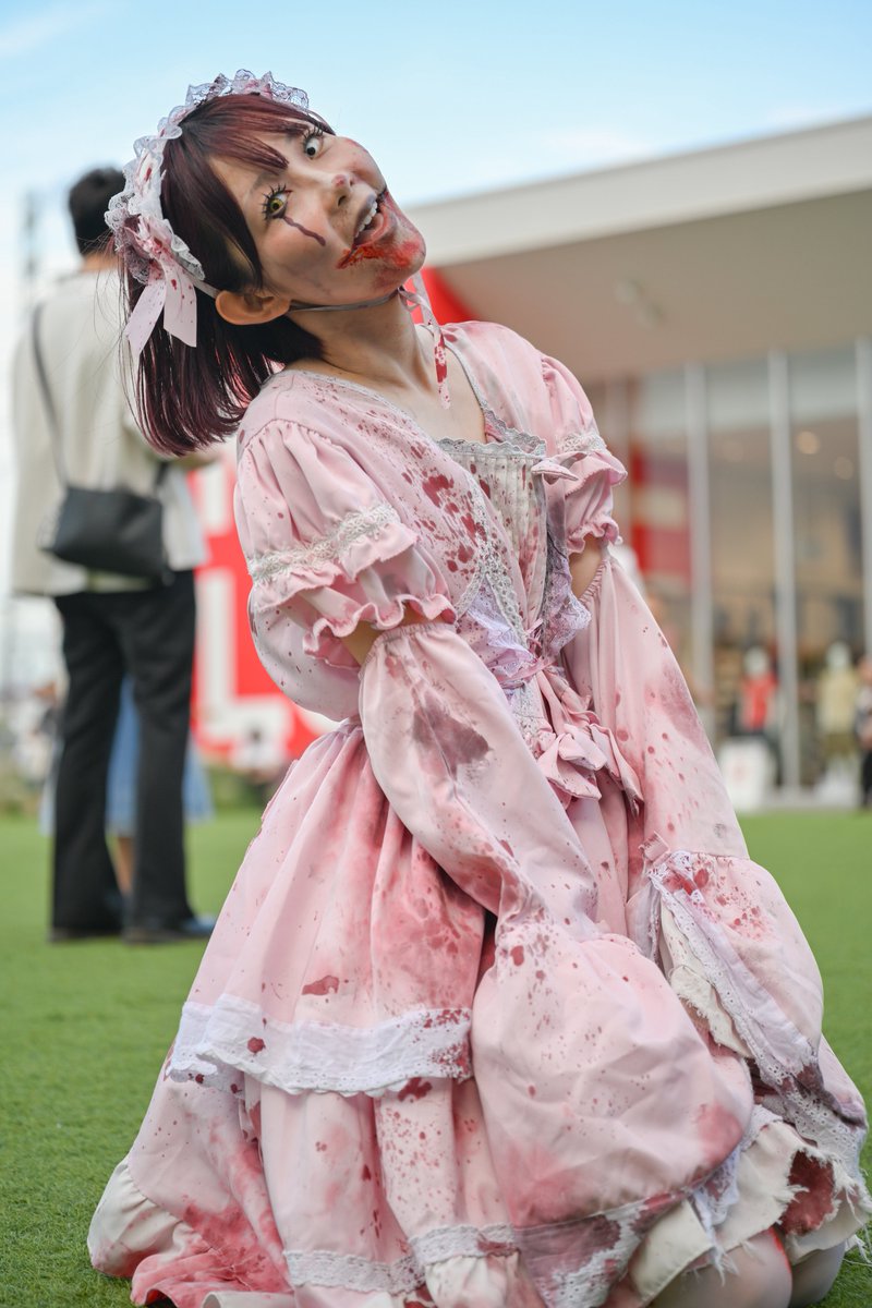 0o0___y's tweet photo. @774_IFT さんにカメラをお借りして
ゾンビさん達撮ってきた〜

久しぶりのカメラ楽しいでした。
外現場にお供する日は己のカメラ持っていこうかなぁ🤔

#怖がらせ隊 
#浦和美園ゾンビ https://t.co/hiMgDMeUw4