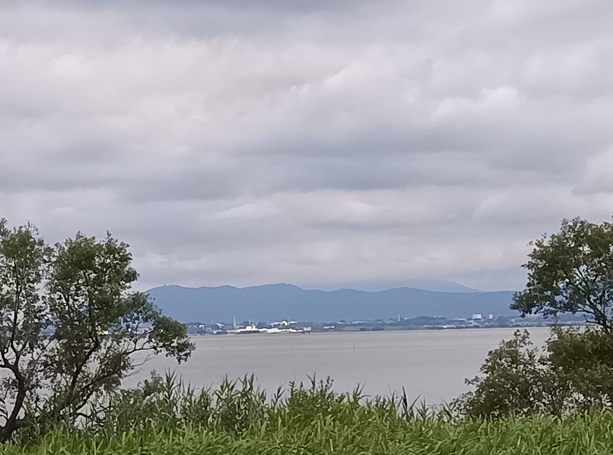 acor125's tweet photo. 今日の霞ヶ浦湖畔。現在、雲が多めの晴れ・東寄りの風が吹いています。筑波山は見えません。ごごには太陽が出てくるようです。チャリの方は午前中に距離を稼ぎましょう。
#霞ヶ浦 
#サイクリング https://t.co/0UX2UkSFkP