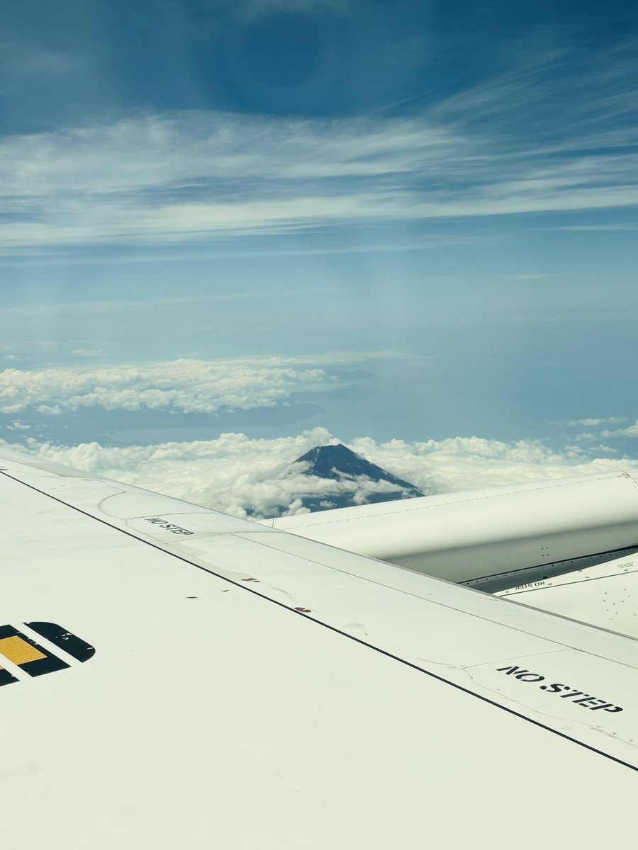 羽田から西側に向かうときは左側の窓席を狙うのだ✈️ 夏富士🗻いと