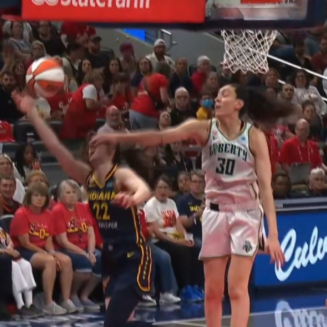 WNBAlouvre's tweet photo. No foul on this, refs are so ass https://t.co/56KuJjD8Jq