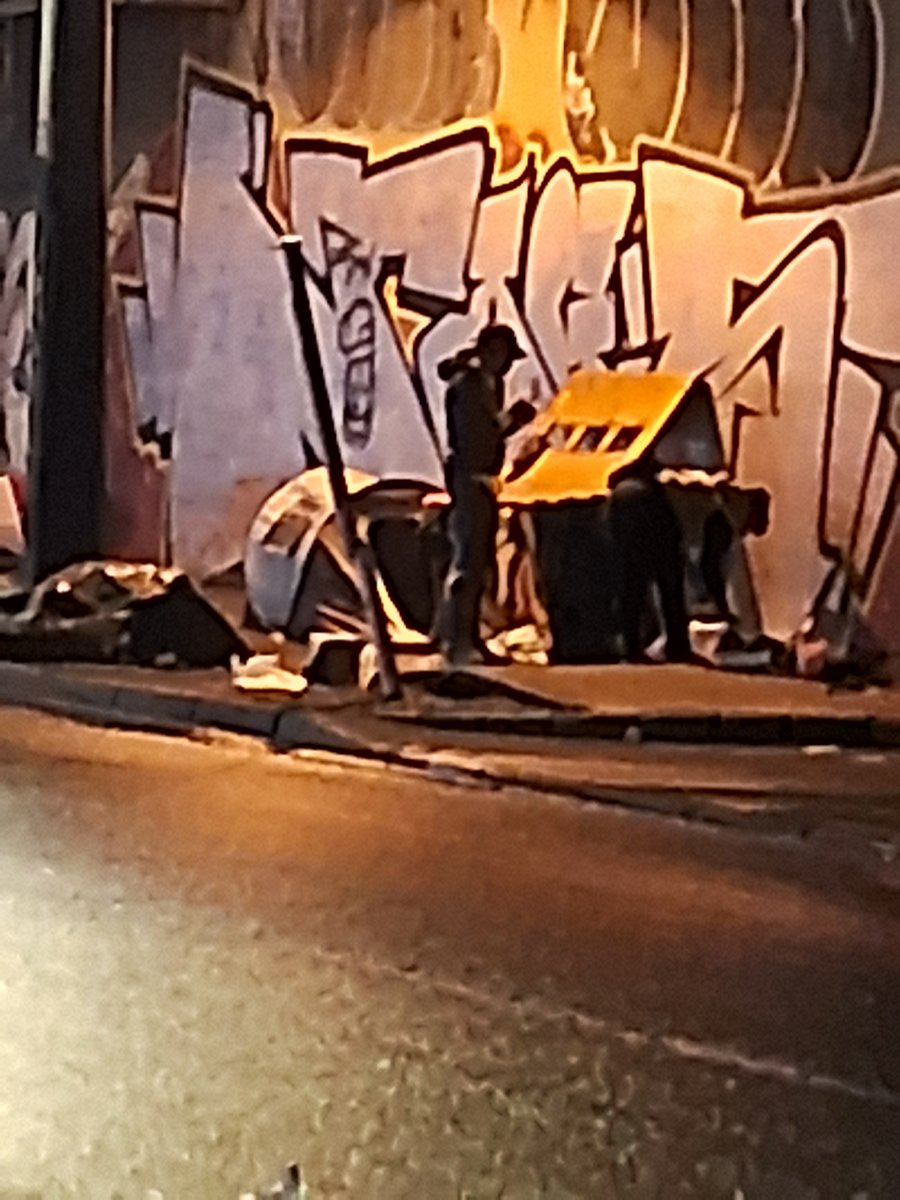 ValeMG__'s tweet photo. @fmunozv @muniecentral @comisaria_21 @CarabPrCentral CALLE RUIZ TAGLE 157 DROGADICTOS TIENEN UN BASURAL, ALCANTARILLADO TAPADO CON BASURA. ESA GENTE DEFECANDO EN FONTIS DE NUESTRAS CASAS. 
alcalde @fmunozv BASTA 😡!!! 
#estacioncentral #terminalsur #lluvias https://t.co/wJWUBDz1uy