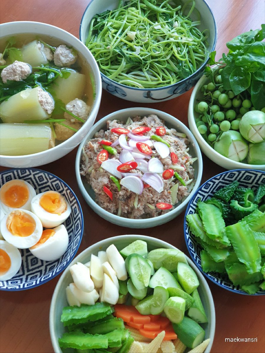 KwansriR's tweet photo. สำรับธรรมดาๆที่ดีต่อสุขภาพ
-น้ำพริกปลาทู กินกับผักลวกและผักสด11ชนิด
-แกงจืดแตงกวายัดไส้หมูสับ
-ไข่ต้ม https://t.co/jeRLig81Rw