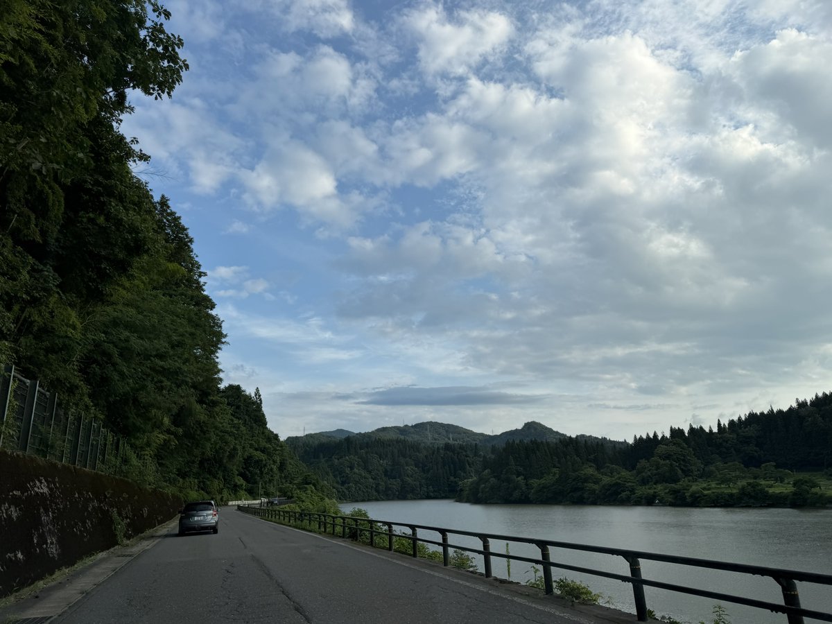 wogu's tweet photo. 昨日は猪苗代を経由して金山町大塩温泉 民宿たつみ荘に行き宿泊しました～♨️
夏の只見川！って感じで落ち着きますね
そして、川の水温が低く、湿度が高い時に現れる川霧が多発していて素晴らしい😀 https://t.co/vwZ7btc2Sx