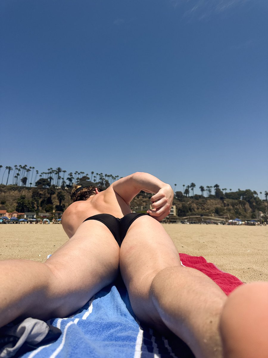 bootybrody's tweet photo. Beach day https://t.co/hQE3LjzDGR