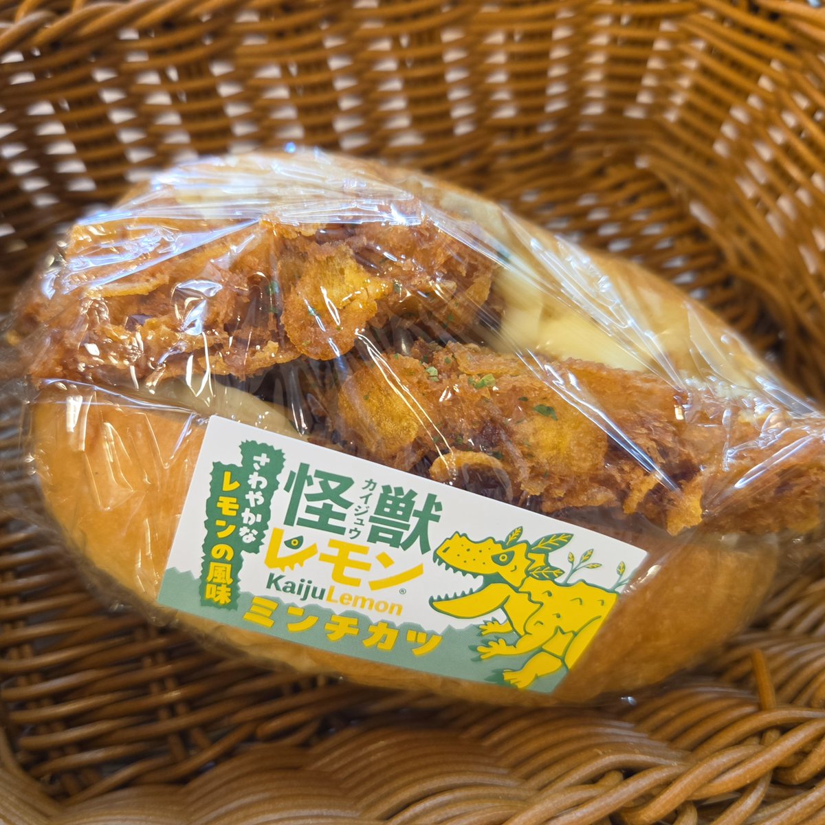 harukaze_86's tweet photo. 朝食は怪獣レモン🍋🦖 https://t.co/jpOJYQQBhn
