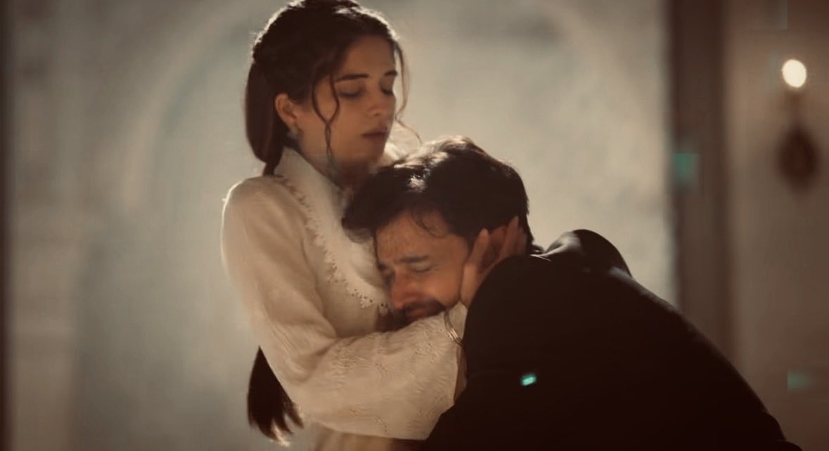 mur87367's tweet photo. #Bhavikasharma 👏The way she portrayed two diff emotions at the same time was brilliant.On one side,u could see the Dr. in Seher-calm,composed n  focused on saving her patient. On the other,her eyes couldn’t hide the love,fear and concern she still has for Mahid. #SeherHoneKoHai https://t.co/PwjtUsf1fV