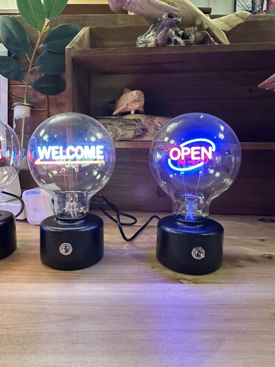 kagunousui's tweet photo. レトロで可愛い！お部屋をエモく彩る「LEDバルブライト」のご紹介だよ💡
電球型のガラスの中で、いろんなモチーフがキレイにしっかり輝くネオンスタンドライトなんだ✨
デザインの種類がすっごく豊富で、見ているだけでもワクワクしちゃうラインナップ！
 * キュートな「ハート」や「炎」🔥
 * 夜のベッドサイドに置きたい「月と星」や、ラジオ局みたいな「ON AIR」🌙
 * 玄関周りやお店にぴったりの「WELCOME」や「OPEN」🚪
 * ポップな「音符」や、個性的な日本地図の「JPN」🎵
電源は「USB接続」と「単4電池」の2パターンから選べるから、コンセントの位置を気にせず好きな場所に飾れるよ👍
サイズは直径8cm、高さ14cmで、ちょっとしたスペースにポンと置けるちょうどいいサイズ感です。
店長もおすすめの大人気アイテム！
価格は1,430円（税込）だよ。
武蔵小山のパルム商店街にお越しの際は、ぜひお店で実際の光り方やデザインをチェックしてみてね😊

#家具のウスイ #武蔵小山 #パルム商店街 #インテリア雑貨 #間接照明 #ネオンライト #バルブライト #スタンドライト #エモい部屋 #お部屋づくり #レトロポップ