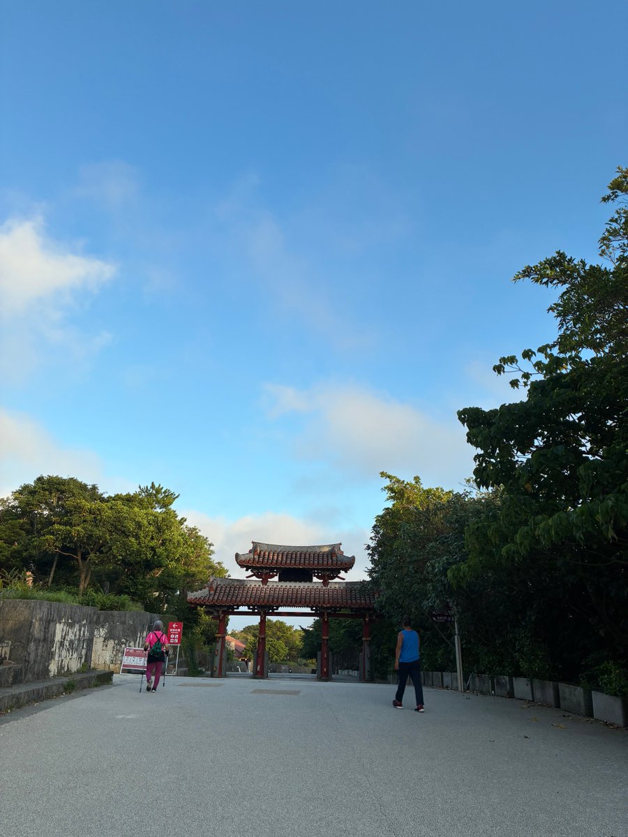 LYVIMhk7TEuD2h8's tweet photo. ＃首里城 徒歩登城🚶🚝
今年100回目
通算0956回達成
往復約6km
年内目標百回達成🎊

＃崇元寺復元
＃首里城徒歩登城会
＃首里城年間パスポート会
＃観光歴史文化伝統も地産地消会  ＃首里城ロス会 ＃10年後なくなる仕事　＃保育園デビューは第一反抗期後に ＃動物に学ぶ生きるヒント ＃毒親撲滅 https://t.co/zySuEhTro5