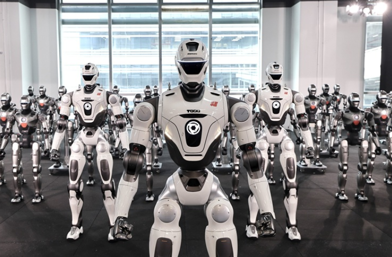 k2024new's tweet photo. ◆中国深センのENGINE AI発「URKL」ヒューマノイドロボット格闘リーグが示す量産・安全・標準化の“本当の狙い”
 https://t.co/D58NmBDSW9

◆URKL（Ultimate Robot Knock-out Legend）
◆EngineAI T800
Height: 173 cm
Weight: 75 kg 
Maximum Torque: 450 N
Maximum speed: 3 m/s
Solid-state battery, 4–5 hours of operation.
