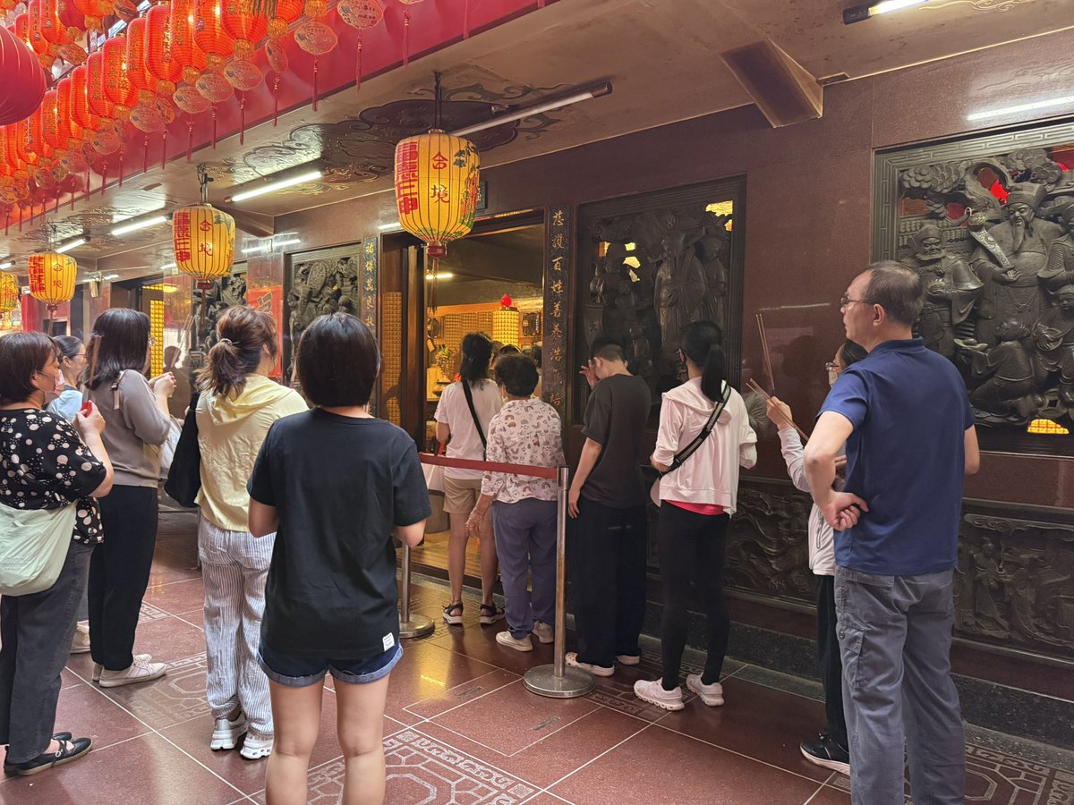 HuangTommas's tweet photo. 今天農曆六月初六日，是《天赦日+天貺日+虎爺生日》。早上，吃完早餐後到台北市松山慈祐宮媽祖廟拜拜。準備《布丁、黑松沙士、台式馬卡龍》，拜拜玉皇大帝、媽祖娘娘、虎爺將軍。超級多人拜拜虎爺。我有排隊換《虎爺將軍 錢母 大錢換小錢 賺錢滾滾來！》。祈求玉皇大帝、媽祖娘娘保佑和感謝幫忙！ https://t.co/ySG1Bp9T3Y
