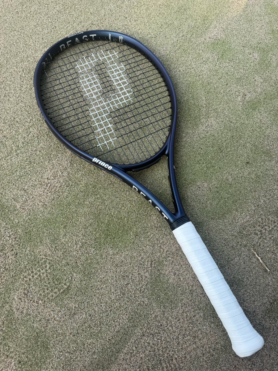 akitohiga503's tweet photo. Try！The BEAST

情報解禁前から世界選手権に向けて先行して使わせていただいているBEAST 2026。
ギャラクシーネイビーも、ラメロゴもカッコいい。

飛ぶけど、狙える。
パワーがあるけど、掴める。

シングルスでもダブルスでも勝つために使います。

#打てばわかる #打てば変わる #トライザビースト https://t.co/3DeW4oML3I