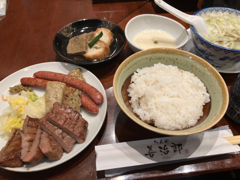 tomok13's tweet photo. たんや善治郎さん 善治郎定食。
ソーセージとかつくねとかゆでたんとかついてきたけど、普通に焼いたたんが一番美味かった https://t.co/pz2Go8R59F