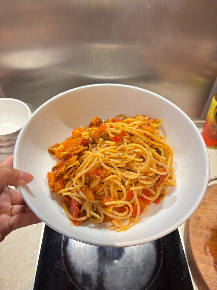 __Kedia's tweet photo. A postworkoutcarbfeast Aftertodaysstrength training I neededtorefuel fast, and this plateofspaghetti with tomatomeat sauce was the perfectrefuelingstation Rapidlyabsorbedcarbohydrates combinedwith the rightamountofproteinhelpmusclesrecoverbetter  #PostWorkoutMeal #MuscleBuilding https://t.co/x07QUuRYYD