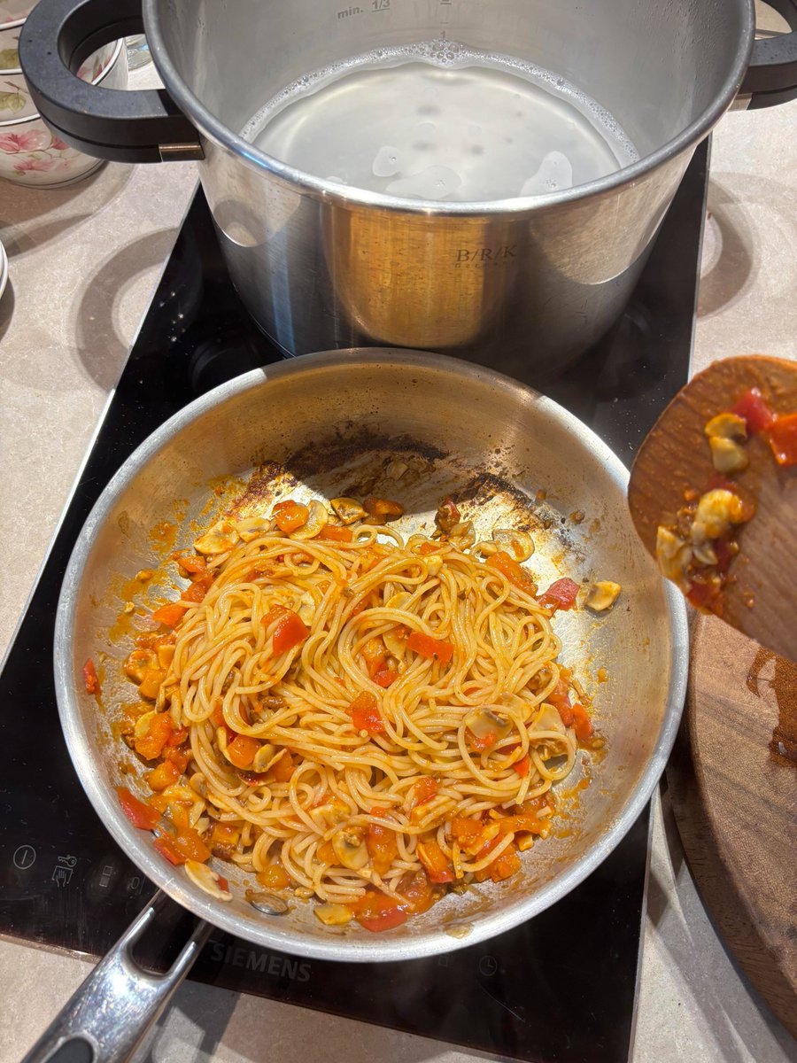 __Kedia's tweet photo. A postworkoutcarbfeast Aftertodaysstrength training I neededtorefuel fast, and this plateofspaghetti with tomatomeat sauce was the perfectrefuelingstation Rapidlyabsorbedcarbohydrates combinedwith the rightamountofproteinhelpmusclesrecoverbetter  #PostWorkoutMeal #MuscleBuilding https://t.co/x07QUuRYYD