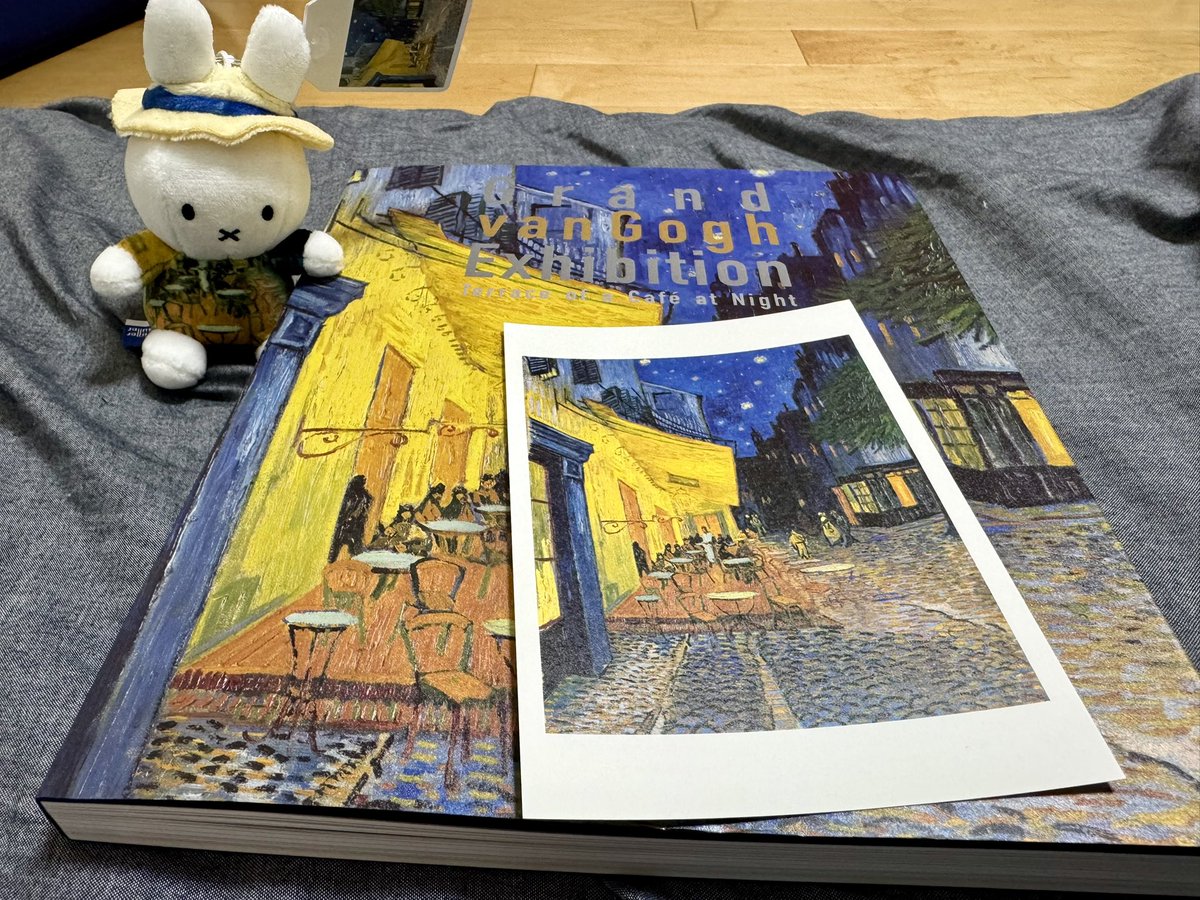 ayaminoyoshi's tweet photo. 昨日は夜のカフェテラスを観に #大ゴッホ展 へ✨
青い夜空に浮かぶ星の絵画だから、スターサファイアリングを着けていった⭐️
(リングはinomataさん作@inomata_cpl )
ゴッホミッフィーを手に入れた✨ https://t.co/pClLu4ukDH
