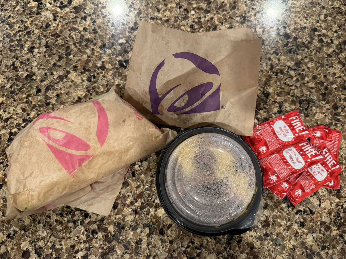 021cals's tweet photo. Whole ass meal from Taco Bell after an entire normal Day of eating bcs I’ve had a stressful evening (I’m gonna regret this tmr) https://t.co/r7JtYGACFZ