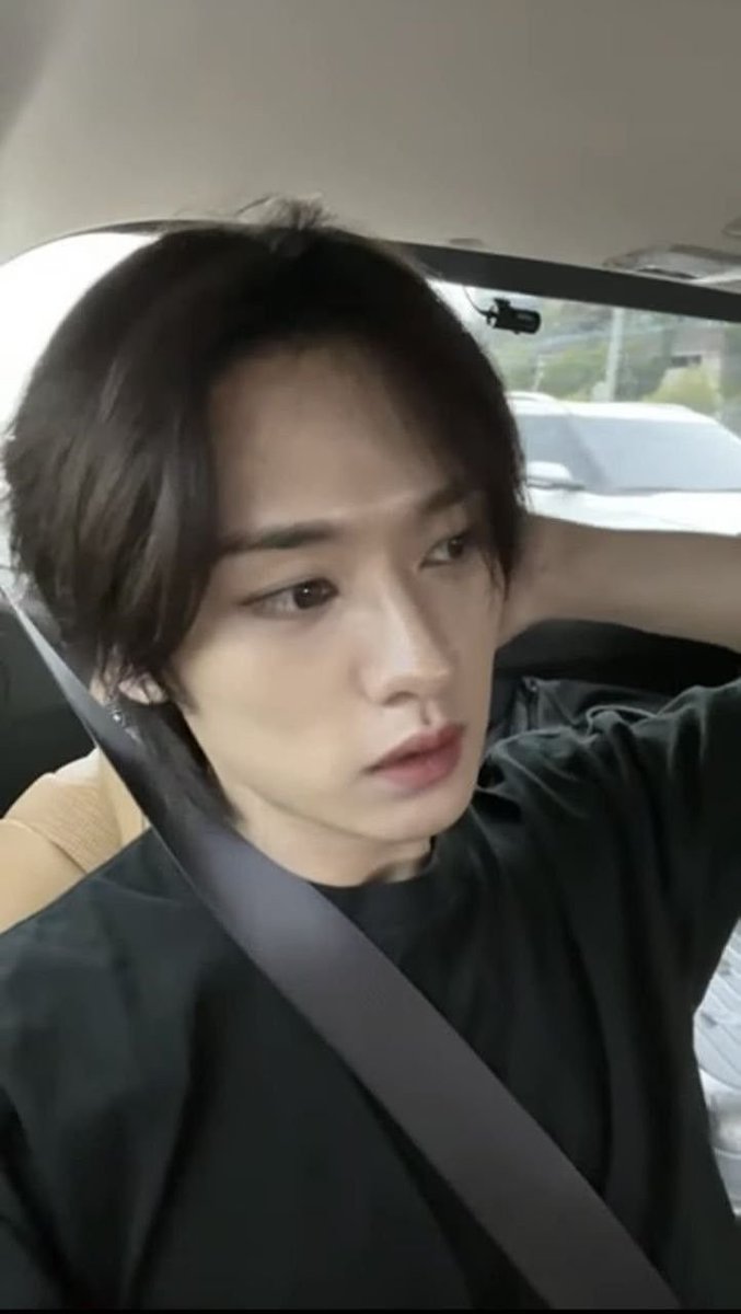 yonglitter's tweet photo. minsung au | imagina pelado

jisung se mete em uma situação cômica ao ter que sair correndo de uma festa após ser pego no flagra pelo namorado da sua ficante e acaba pulando a janela de uma das casas vizinhas

mas tudo piora quando ele descobre quem mora ali https://t.co/JlERe1SJGG