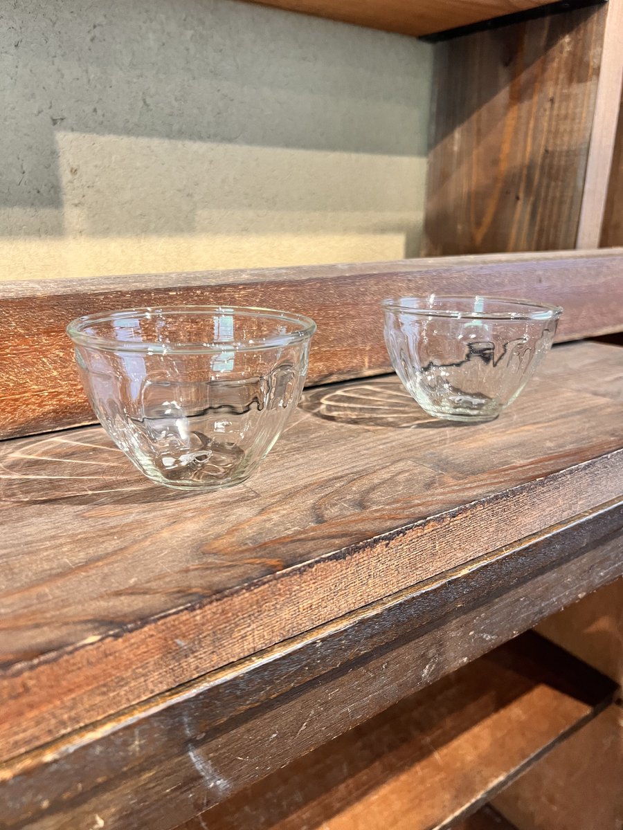 mizutamasha's tweet photo. ミズタマ舎オープンいたしました。
翁再生硝子工房さんの拭きガラスの個展です。
「巡」
7月18日(土)〜26日(日)※月曜日定休日
ワイングラスやシェリーグラス、今回沢山の風鈴もお願いしました。今の季節にピッタリです。涼しいガラスの作品たちを見にいらして下さい。
#ミズタマ舎 #翁再生硝子工房 https://t.co/XZxvZSkZXW