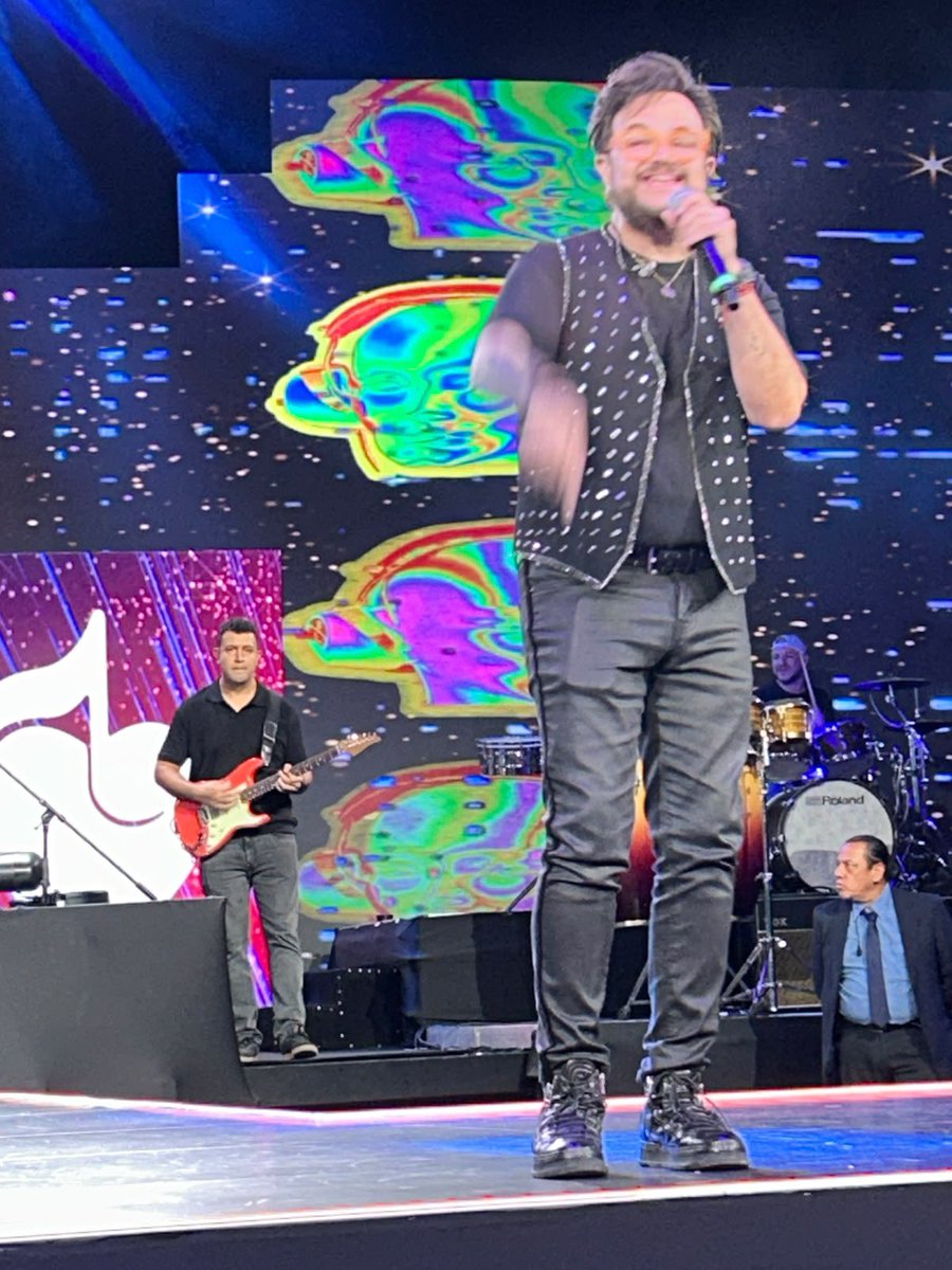 RamonHernande23's tweet photo. #Teleton
¡Aleks Syntek, una de las grandes estrellas de la música latina, hace vibrar el escenario de la Teletón 40 años! 🎶🔥 Con sus grandes éxitos, pone a cantar a toda Guatemala y se suma de corazón a esta histórica fiesta de solidaridad. ❤️🇬🇹 https://t.co/8LsTOOaDHq