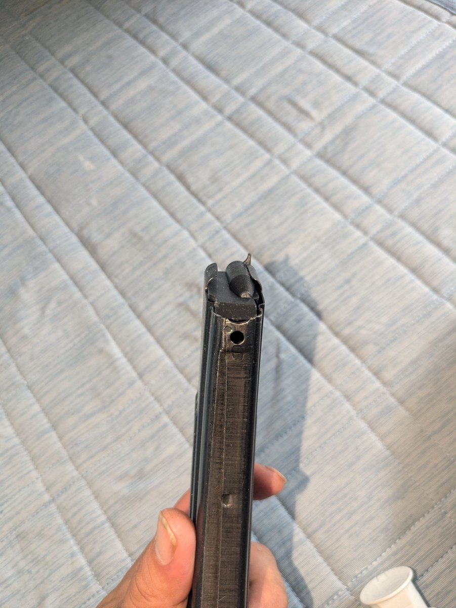 ALTT3864's tweet photo. 謎の40連弾倉をアメリカのフォーラ厶で質問してみたらルガーミニ30の弾倉だと教えてもらいました、
日本でも猟銃や無可動実銃が出回っているから欲しがる人はいるだろうな。 https://t.co/4Fb3R8yf8m