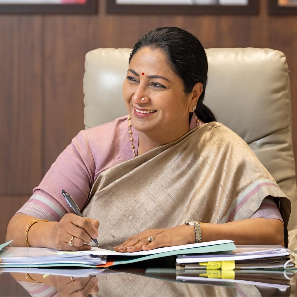 cmbjpup's tweet photo. दिल्ली की मुख्यमंत्री श्रीमती  @gupta_rekha जी को जन्मदिवस की हार्दिक बधाई एवं अनंत शुभकामनाएँ।
आपके नेतृत्व में दिल्ली विकास, सुशासन और जनसेवा के नए आयाम स्थापित करे, यही कामना है। प्रभु श्रीराम से प्रार्थना है कि आपको उत्तम स्वास्थ्य,  एवं निरंतर जनसेवा का सामर्थ्य प्रदान करें। https://t.co/JuHBckzoag