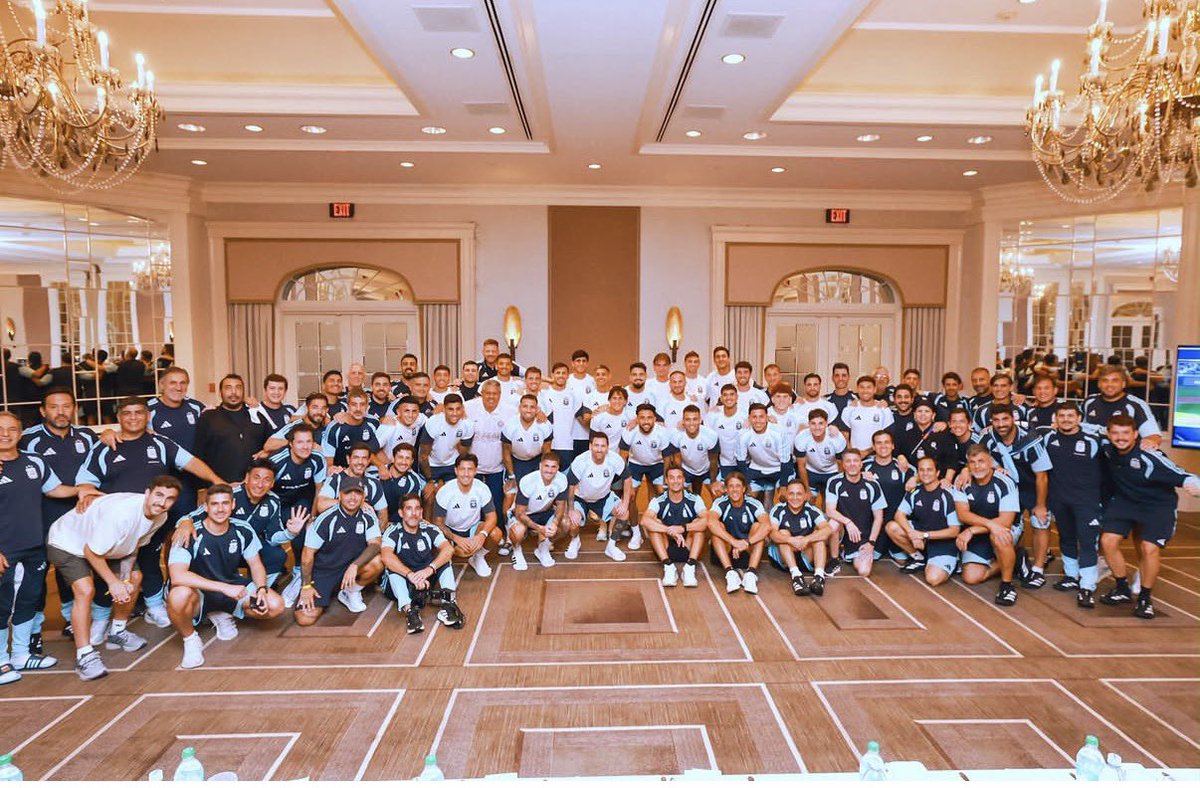 gastonedul's tweet photo. Leo Messi: “Lo más lindo de todos estos años nunca fueron solamente los títulos, sino todo el camino. Compartir el día a día con este grupo, competir juntos, levantarnos en los momentos difíciles y disfrutar cada paso.
Gracias a cada uno de mis compañeros, al cuerpo técnico y a todas las personas que trabajan todos los días para que esta Selección siga siendo una familia.
Pase lo que pase mañana, este grupo ya escribió una historia que nunca vamos a olvidar y que nadie podrá borrar”