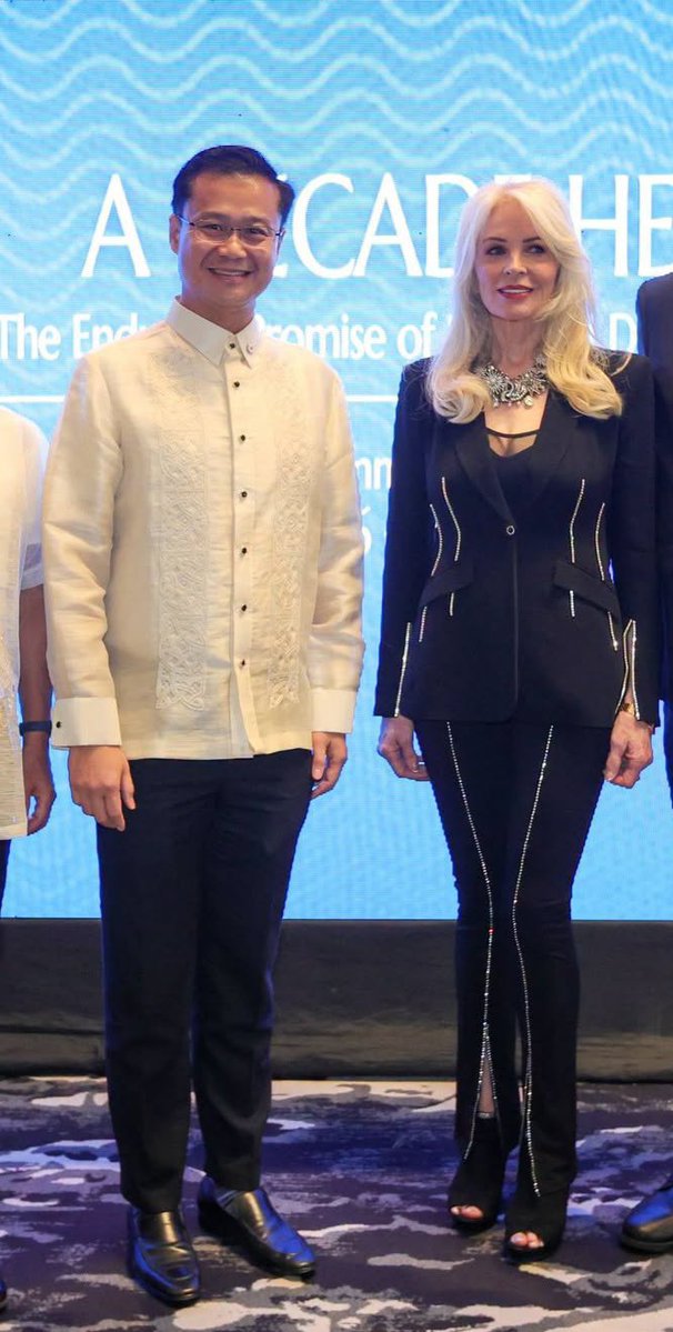 sofisiophao's tweet photo. Invisible red string niyo pagod na pati asawa ng US Ambassador may picture din yun 2

BINIBINING RISA
#WinRi https://t.co/dfNF77eTL8
