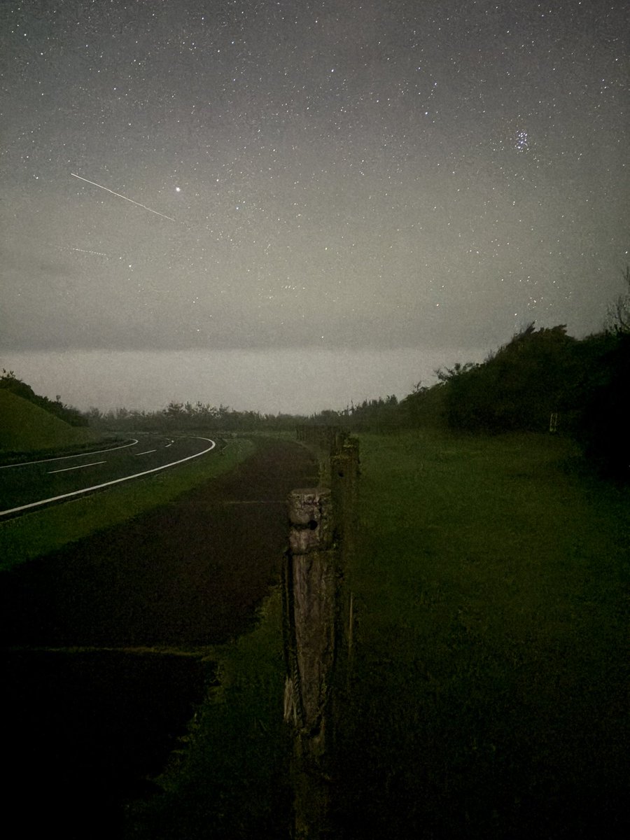 ryammy95's tweet photo. 友達と夜中にドライブで海行ったんだけど、そこでiPhoneのナイトモード使って写真撮ったら肉眼で見えてないレベルの星まで写っててほんとうに時代の進歩を感じた
Apple Watchでシャッター切れるからブレないというのもすごい

前からあったんだろうけど時代についていけてなさすぎて知らんかった🤔 https://t.co/aop2576txE