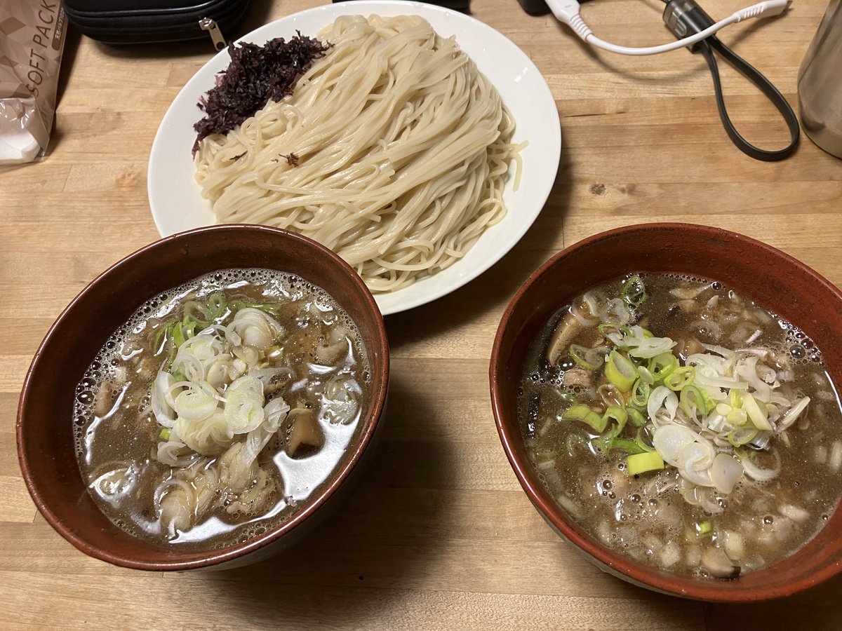 crazy2174511's tweet photo. 回復してないのに空腹過ぎて深夜につけ麺作ってもろた〜 https://t.co/gdH2M5HpxP