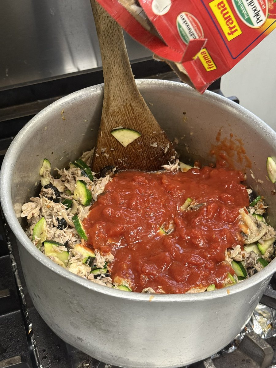 kouglapin's tweet photo. シェフが釣りあげたカツオを使った
「自家製シーチキンと夏野菜のキッシュ」
のご紹介です

釣りたての新鮮なカツオをオリーブオイルとハーブでじっくり煮込んだシーチキンと夏野菜とニンニクを炒めて、チーズたっぷりのキッシュに仕上げました
旬の味覚のキッシュをお楽しみください！

#クグラパン https://t.co/99v0eDqeBP