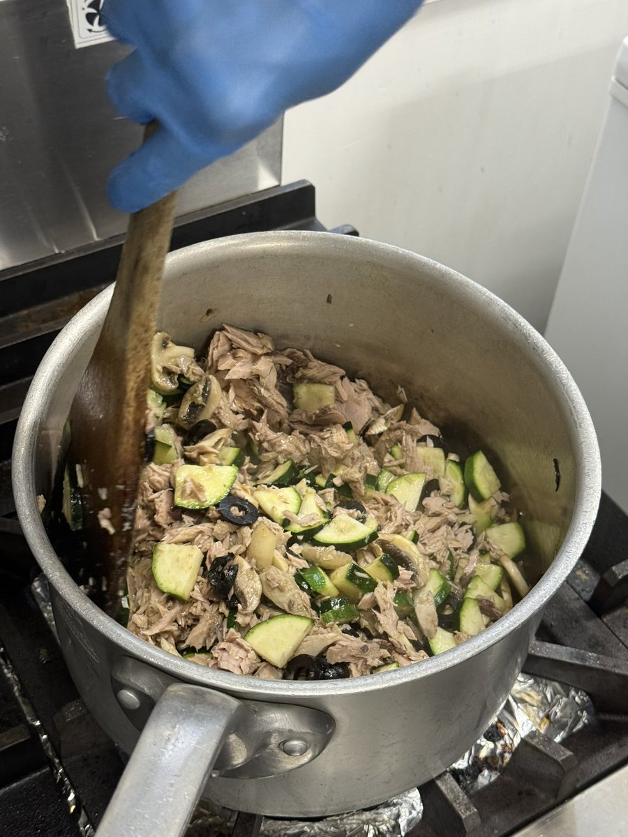 kouglapin's tweet photo. シェフが釣りあげたカツオを使った
「自家製シーチキンと夏野菜のキッシュ」
のご紹介です

釣りたての新鮮なカツオをオリーブオイルとハーブでじっくり煮込んだシーチキンと夏野菜とニンニクを炒めて、チーズたっぷりのキッシュに仕上げました
旬の味覚のキッシュをお楽しみください！

#クグラパン https://t.co/99v0eDqeBP