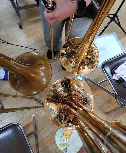 yws_brass's tweet photo. 【ブログ更新】
担当:吉野(バストロンボーン)
・梅雨明け間近と思われる蒸し暑さの中、今日もいつも通りの練習です🐌
・メンテナンス職人が作業中🔧頼もしい😇
・トロンボーンについて語ります✨今回はバルブについて🔎
#YWS 🤤
https://t.co/zNh2j1SwRr https://t.co/VXiiMFExJ3