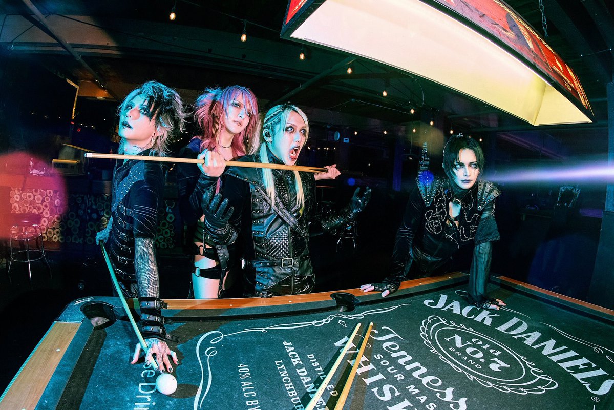 jlkei's tweet photo. Aww Boogie... Also Sena holding Ricko prisoner... Also Zyean trying to act nonchalant... Perfect family photo https://t.co/vHR4BZN2w9