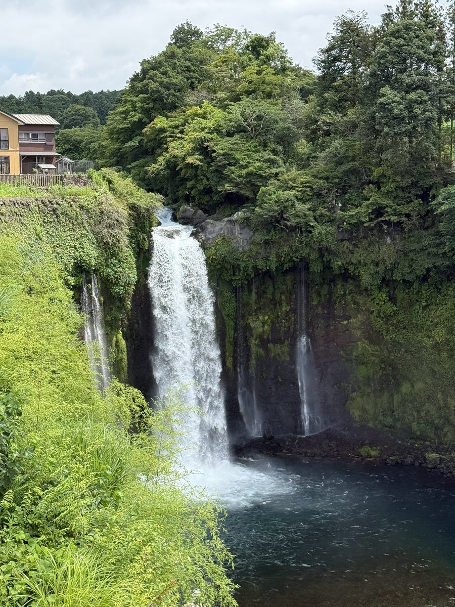 junjun_'s tweet photo. 滝を見に来た https://t.co/TSuNIchLn8