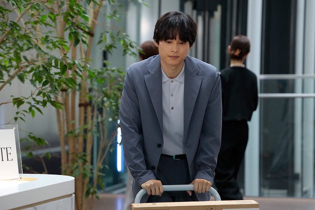 HabisNontonFilm's tweet photo. Nyobain 25 YEARS OF YOU karena dorama genre Psychological Thriller Romance.

Ternyata creepy &amp; sepanjang nonton gak tenang ya. 😱

Ada dua yg bikin penasaran sama ceritanya. Obsesi si cowok bisa sejauh apa &amp; konflik seputar perusahaan tempat kerjanya bisa sekompleks apa. https://t.co/wIWnBTmp5V