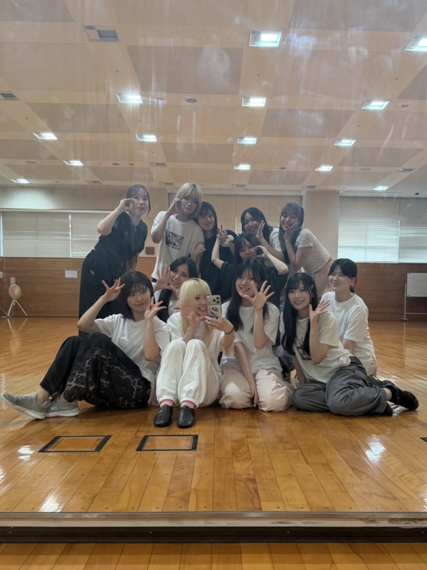 _00331166's tweet photo. 有志で集まった1日限定のポッと出アイドル。当然アイドル経験を積んだことないので、箱で推してくれてるファンもいない。そんななか、900席の箱で踊ることに。現在売れたチケット枚数は15枚。本番まであと20日。会いにきてください😭 https://t.co/dcuOBTa7xK