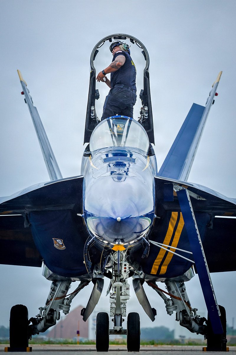 AviationDiaryHD's tweet photo. “That was too low.”

Well… that’s why they’re called the Blue Angels. 💙💛✈️ https://t.co/k57fdCrWeA