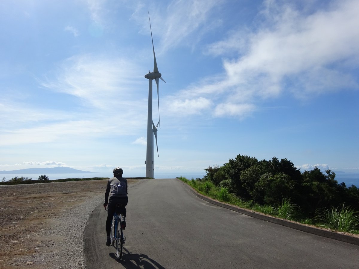 moduru_2's tweet photo. 稲取高原の風車。

2021年に風車の老朽化から立ち入り禁止に。撤去作業を経て、建て直しされ、今年から復活した稲取高原の風車群。通行止めも解除されました。

西に三筋山の風車群を、東に箒木山の風車群をのぞむ。
誰もいない、好きだった場所。再び。 https://t.co/JVX6UpNHhM