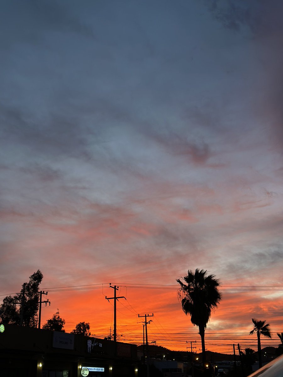delmarcielo8's tweet photo. hay atardeceres que huelen a personas que ya no vuelven https://t.co/psf8NcIjNp