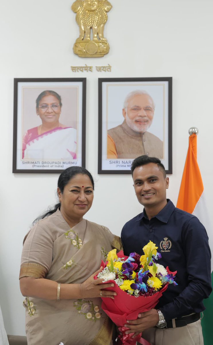 durgeshkumar006's tweet photo. दिल्ली की लोकप्रिय मुख्यमंत्री श्रीमती @gupta_rekha जी को जन्मदिवस की हार्दिक बधाई एवं अनंत शुभकामनाएँ।🎂💐🙏

प्रभु श्रीराम से आपके उत्तम स्वास्थ्य,दीर्घायु एवं यशस्वी नेतृत्व की कामना करता हूँ।आपके नेतृत्व में दिल्ली निरंतर विकास, सुशासन और जनसेवा के नए आयाम स्थापित करती रहे।😊 https://t.co/Td3j6bniYe