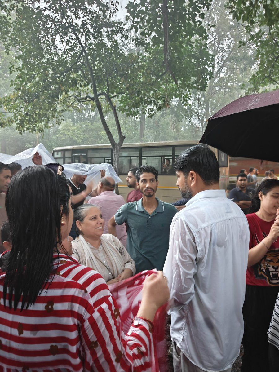 MohitUniyalINC's tweet photo. आदरणीय @RahulGandhi जी के हस्तक्षेप व #पर्यावरण_प्रेमियों के संघर्ष के बाद पेड़ों के कटान पर लगी रोक; नेता प्रतिपक्ष ने सुनी आंदोलनकारियों की पीड़ा, कांग्रेस ने हरसंभव सहयोग का दिया भरोसा।

आज पेड़ों के कटान पर रोक जरूर लगी है, मगर यह केवल एक पड़ाव है, मंज़िल नहीं।

जब तक प्रकृति, पर्यावरण और जनभावनाओं का सम्मान करते हुए स्थायी समाधान नहीं निकलता, तब तक यह संघर्ष जारी रहेगा।

यह जीत उन सभी पर्यावरण प्रेमियों, स्थानीय नागरिकों और संघर्षरत साथियों की है जिन्होंने शांतिपूर्ण ढंग से अपनी आवाज़ बुलंद की। आइए, मिलकर अपने जंगलों और आने वाली पीढ़ियों का भविष्य सुरक्षित रखें।

@INCIndia