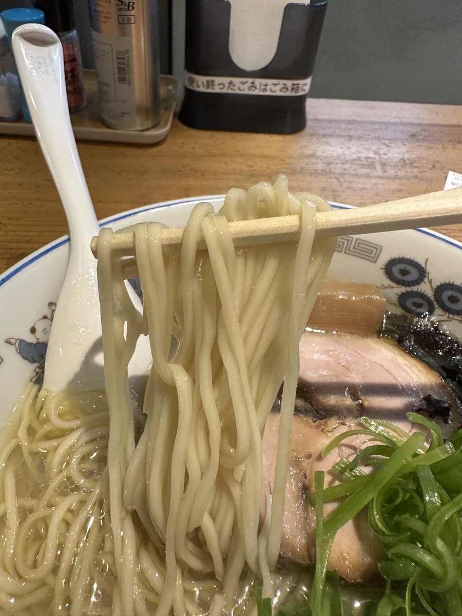 Mitsumasa1113's tweet photo. 中華そば 一楽＠小山市 牡蠣かおる潮そば
牡蠣の風味がほんのり香りあっさりして美味しいスープに自家製麺が美味しかった
夏はあっさりしたものがいいですね
いつもありがとうございます。美味しかった。ご馳走さまでした。 https://t.co/ybUtlezLnr