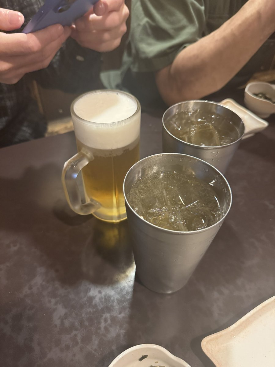 OVERTURE_stage's tweet photo. 最近ポストサボってて、すみません🙇‍♀️
今日はベースのちるちゃんお休みなので、3人で練習しましたー！
カンパーイ https://t.co/BLhfaHNP0W