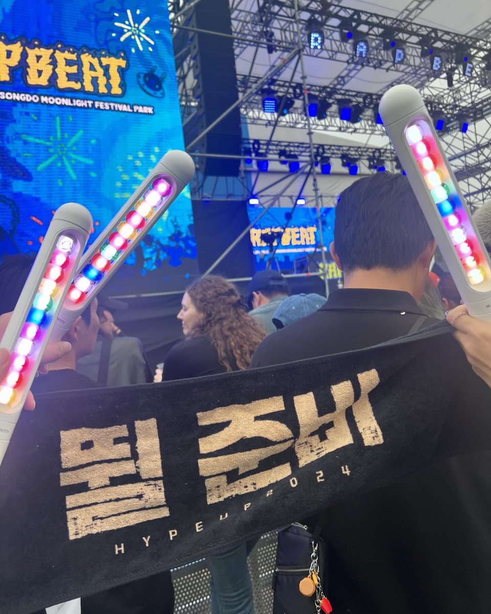 magnolia1109's tweet photo. 아티스트나 팬덤을 공격할 이유는 하나도 없고 
어차피 대기업 상대로하는 귓등으로도 안들을 하소연에 불과한거고탓을 한다면 굿즈 제작자나 결정권자를 하겠지
분명 굿즈제작자라면 전혀모를리 없었을텐데..
아이디어는 가져갈 수 있어도 
빈봉은 우리만의 빈봉이니까 구슬은 닮을수없지
 ❤️🧡💛💚💙 https://t.co/4moUBhonCi
