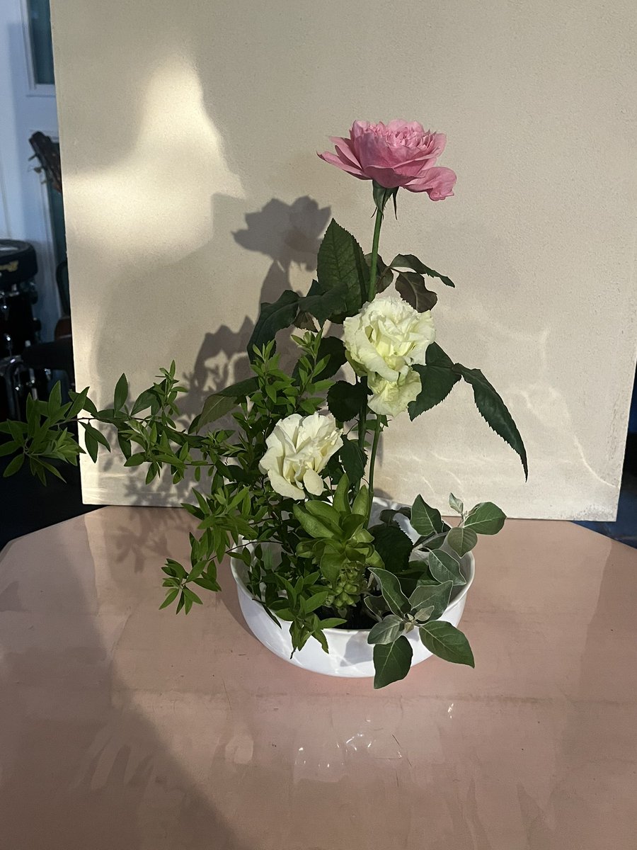 cabigon1519's tweet photo. 人生初の生花教室に行ってきたよ🤪
同じ材料でもここまで先生の作品と差が出るんですな。面白かった！ https://t.co/bRcEqrHkql