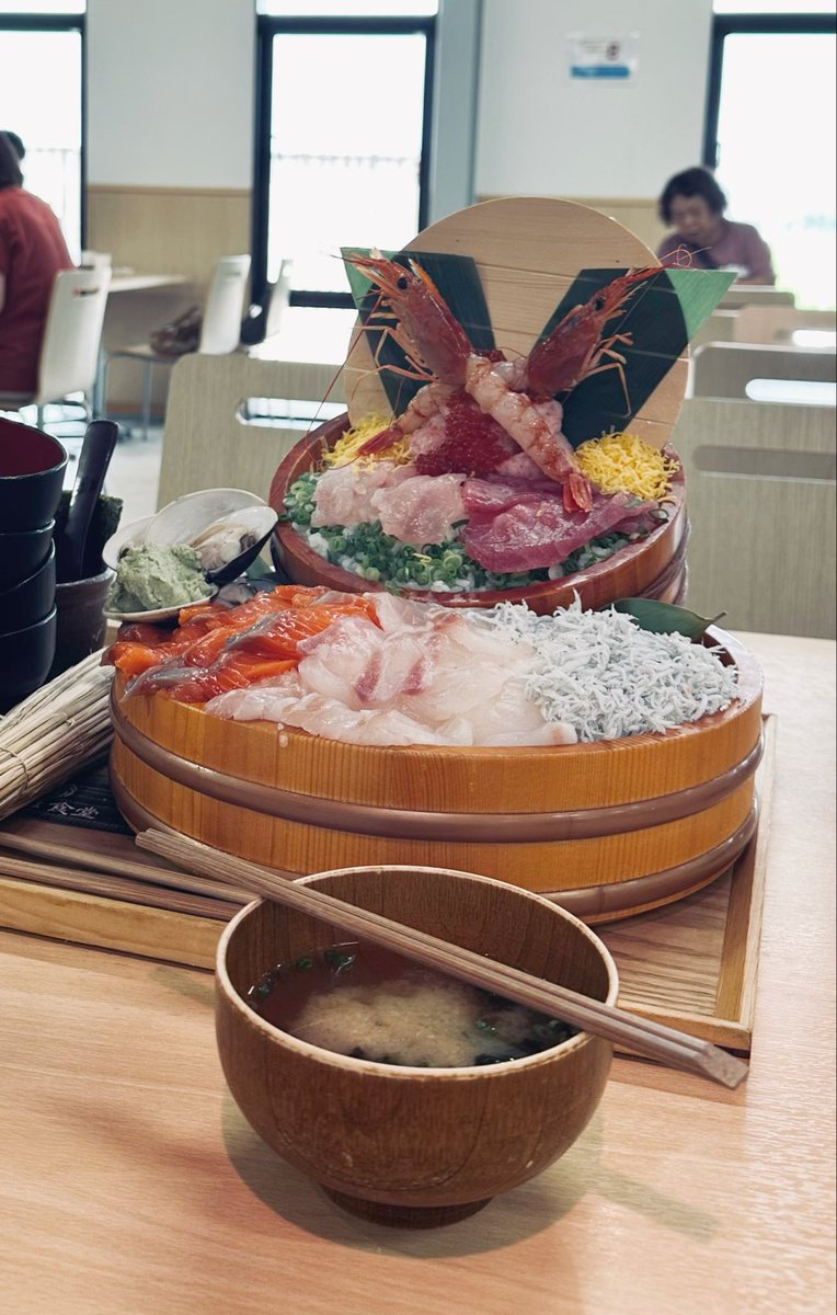 mitchy3581's tweet photo. 道の駅常総　いなほ食堂にて
絶景　海鮮豊田城　（総重量2k）
3人で頂きました。
#道の駅常総　#おすすめ海鮮丼 https://t.co/HD2HD1D436